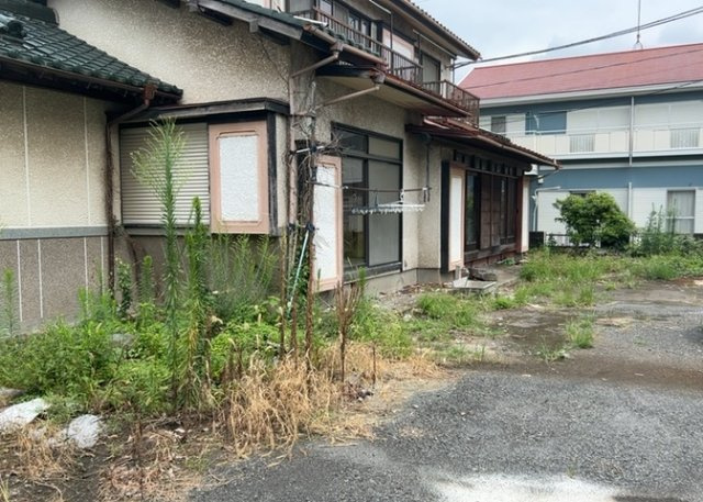 土地を買う際、住む地域の自治体や福祉の補助制度にも注目してみましょう。子供や老人の医療補助やゴミ出しのルールなど、自治体によってルールに大きな違いがあるため、暮らしやすい土地で判断するとよいでしょう。