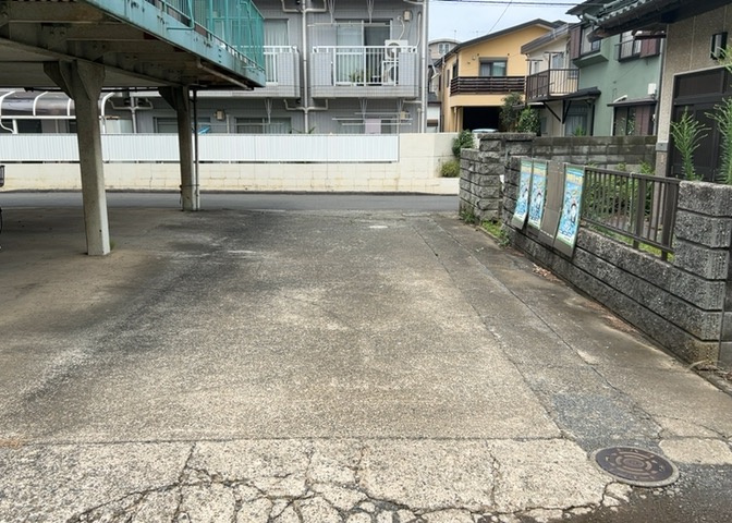 土地の前の道路に消火栓が設置されていることがあります。この場合、道路交通法第45条第1項により、駐車禁止の場所が指定されています。そのため、車庫などの駐車スペースをつくることができない場合があります。