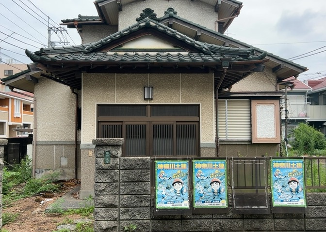 現地に行くなら、物件の周囲の地形がどうなっているかを見ることも大切です。周辺より低くなっている土地では、大雨などで水が集まりやすいため、地盤が弱くなっているということも考えられるため、注意が必要です。