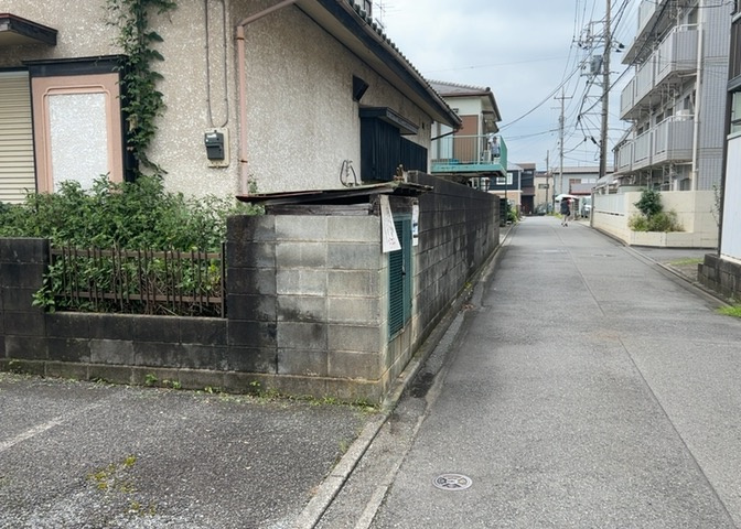土地購入を検討されている場合、境界杭がない状態で購入してしまうと境界確定測量をする必要があり、費用がかかります。購入の前に、売主、隣土地所有者立ち合いのもと境界を確定し境界杭を設置するのがベストです。