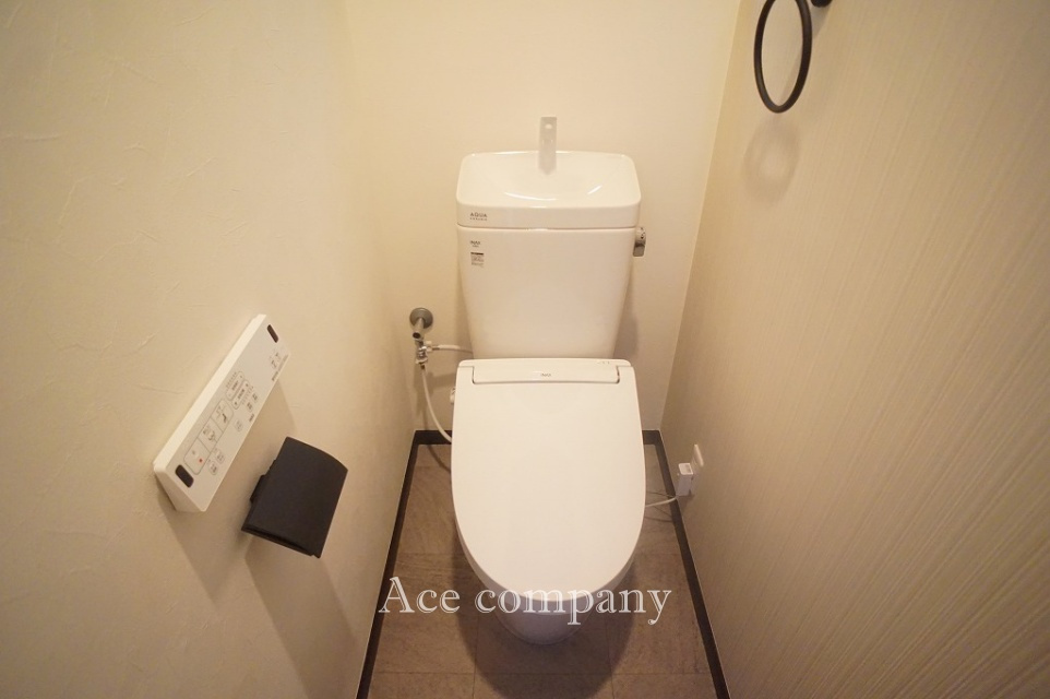 トイレは1階と2階の各階に完備♪こちらは1階のウォシュレット付きトイレ新調です☆