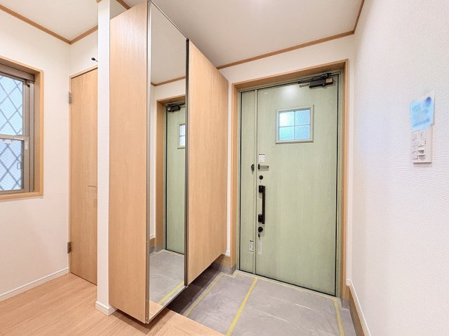 シューズボックスには全身鏡が付いており、お出かけ前の身だしなみチェックがスムーズに行えます。