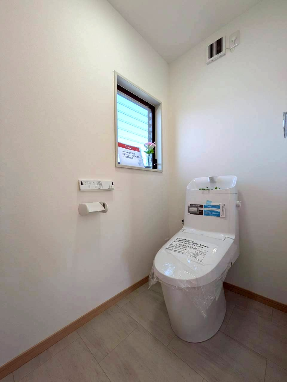 2階お手洗いになります。トイレは未使用、新品交換済♪　お手洗いは1階にもあります。