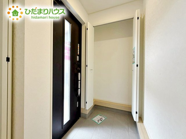 天井まであるシューズボックスは、家族全員の靴が入るため、散らかりがちな玄関もスッキリ片付きますね。