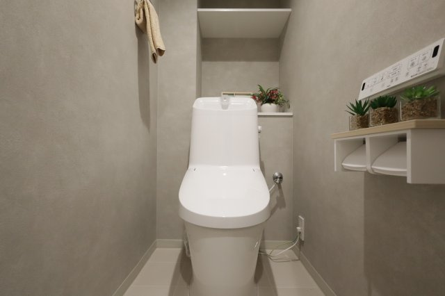 温水洗浄便座付トイレは温水洗浄機能により、暖かい水でおしりを洗浄することができ、冷たい水を使う従来の便座に比べ、温水洗浄機能で暖かいトイレを提供し、快適な使用を可能にします。