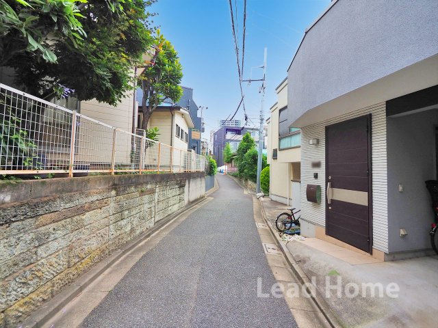 前面道路は交通量が少なく落ち着いた環境です！小さなお子様がいるご家庭でも安心して過ごせます♪
