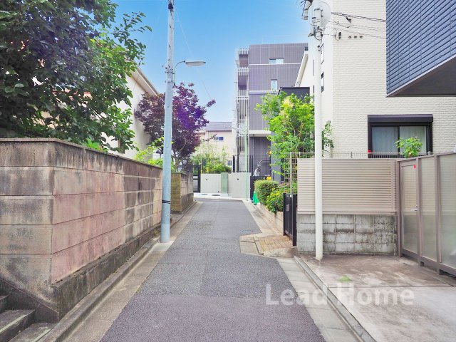 舗装された平坦な前面道路となっております！ベビーカーでの移動や毎日の徒歩移動もスムーズに行えます♪