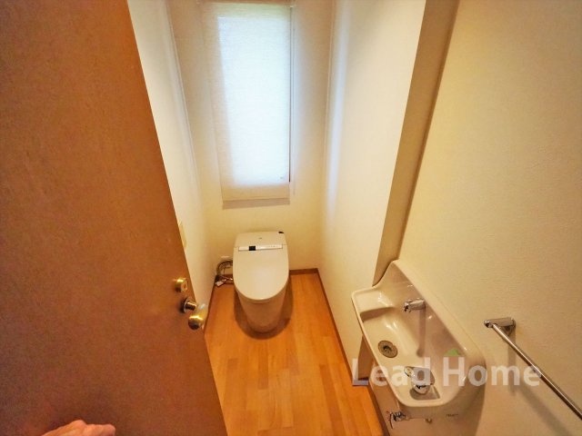 縦長窓から自然光が入る明るいトイレ空間！小窓から換気も行えていつでも快適な環境を維持できます♪