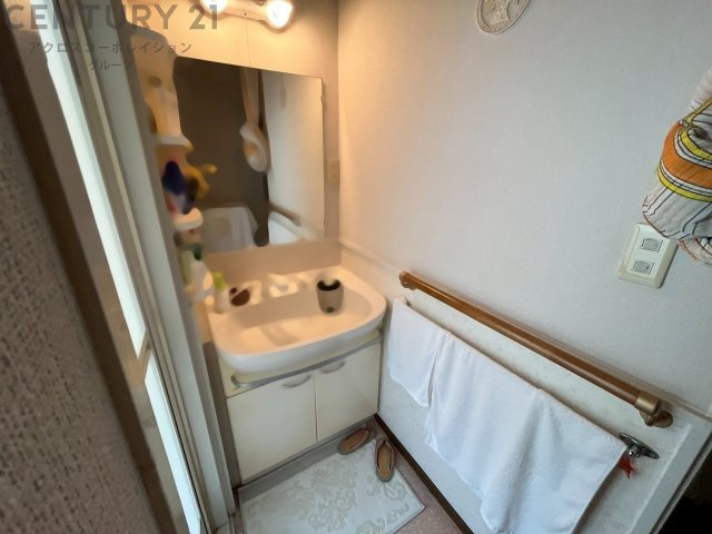 衣服の収納や脱ぎ着や整理整頓がしやすく、湿った衣類を乾燥させるスペースがありカビや臭いの発生を防ぎます。床の汚れを他の部屋に持ち込まず清潔を保つことができます。また快適な入浴環境の整備にも役立ちます。