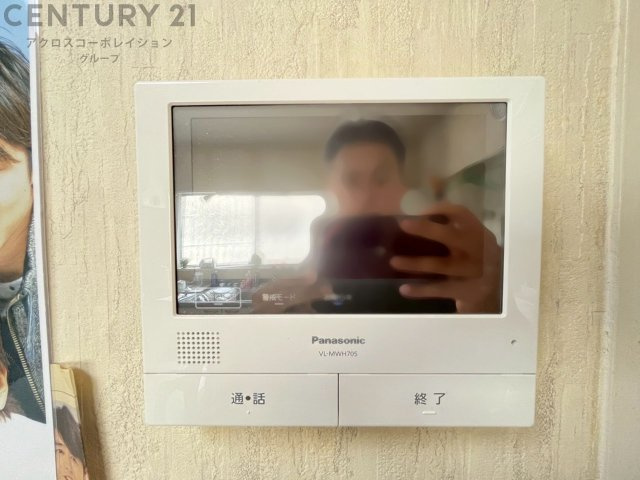 訪問者が来たときにテレビ画面で確認できるため、安心してドアを開けられます。録画機能があるものもあり、留守中に来訪者を記録しておくことができます。利便性が高く、セキュリティ面でも安心です。