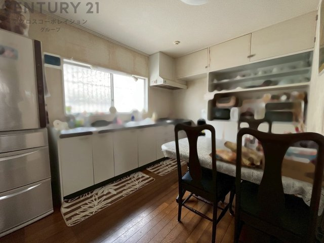 独立型システムキッチンは集中して調理できること、油や煙がリビング・ダイニングに広がりにくいこと、収納スペースを確保しやすいことなど様々なメリットがあります。