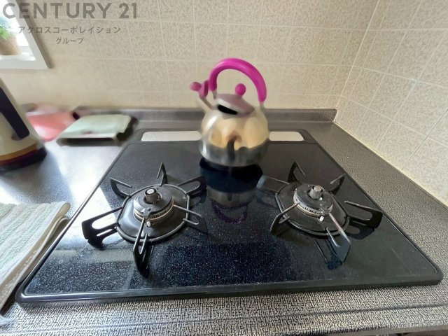 多数の調理器具を同時に使用でき、料理の効率化が可能。省エネで節約になり、様々な料理スタイルに適応できます。また、火力調整が独立しており、手入れや掃除もしやすく、今よりもっとお料理が楽しくなるかも。