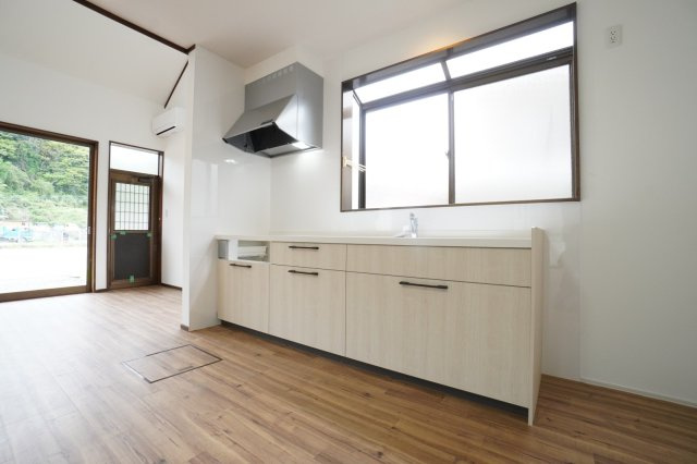 キッチンを新品に交換しました！勝手口もあります！※ガスコンロが後日設置予定です