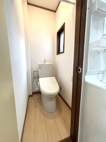 温水洗浄便座付きの清潔感あるトイレです。小窓があるため自然光が差し込み、明るさと換気性を確保。使い勝手と快適性を兼ね備えた設備で、日常生活をより快適にサポート。　※画像はＣＧによる加工を行っております