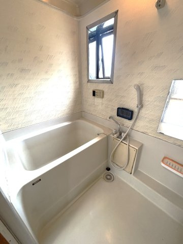 シンプルながらも深めの浴槽を備えた浴室は、一日の疲れを癒すのにぴったり。浴室には窓が付いており、自然換気ができ湿気やカビがこもりにくく、清潔に保てそうですね　※画像はＣＧによる加工を行っております。