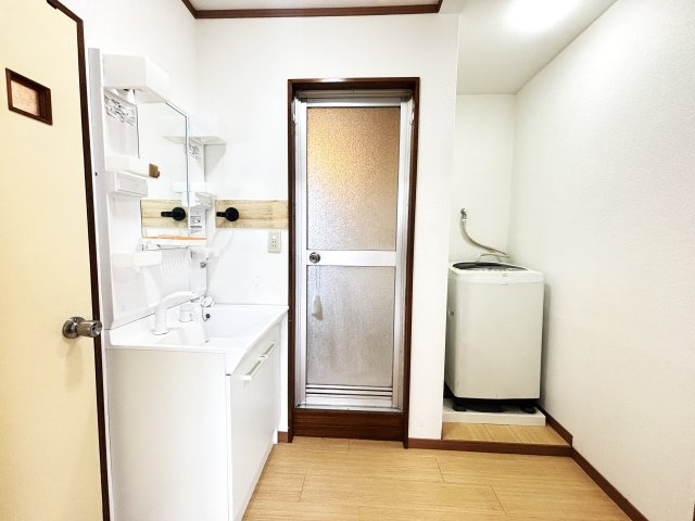 独立洗面台を備えた広めの洗面・脱衣所です。収納棚も充実、洗面用具やタオルなどをすっきり整理できます。家事動線もスムーズ。毎日の身支度や洗濯が快適に行えます。　※画像はＣＧによる加工を行っております