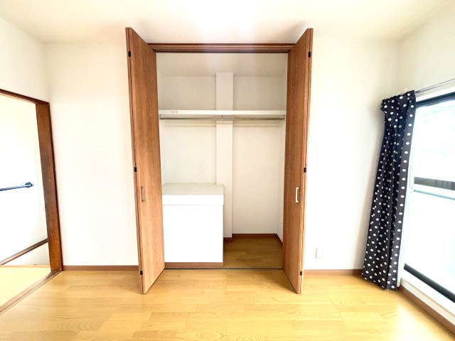 広々としたクローゼット完備。衣類や荷物をすっきり収納でき、居室を広々と使えます。　※画像はＣＧによる加工を行っております