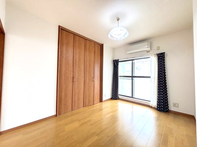 明るいフローリングのお部屋。シンプルな間取りで家具配置がしやすく、多用途に使えます。　※画像はＣＧによる加工を行っております