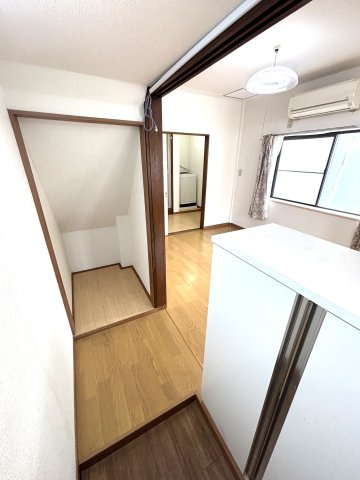 玄関前には階段下を利用した収納スペースがあり、日用品や掃除道具、アウトドア用品の収納に便利。限られた空間を有効に活用できる設計で、生活のしやすさをサポート。　※画像はＣＧによる加工を行っております