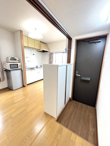 玄関にはシューズボックスを備えており、靴をすっきりと収納できます。来客時にも生活空間が直接見えにくいのもポイント。使い勝手とプライバシーに配慮された設計です。　※画像はＣＧによる加工を行っております