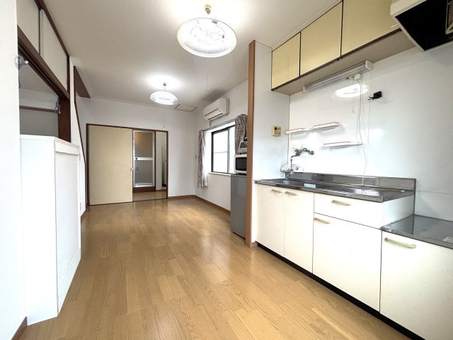 ダイニングは、家族の団らんにぴったりの広々とした空間。ダイニングテーブルやソファを配置してリビングスペースとしても利用可。開放感ある居心地の良い空間を演出。　※画像はＣＧによる加工を行っております