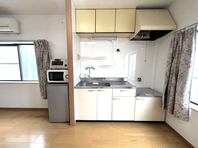 シンプルで使いやすいキッチンは、上下に収納を備え、調理器具や食器を無理なく整理できます。広めのシンクと調理スペースが確保され、自炊をされる方にもおすすめ。　※画像はＣＧによる加工を行っております