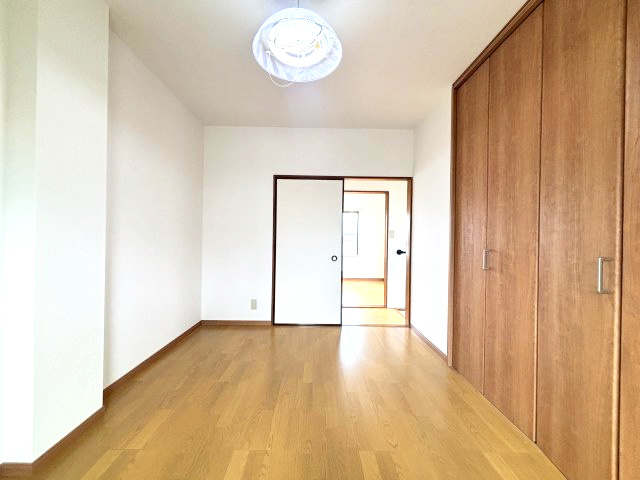 大容量の壁面クローゼットを備えた洋室。主寝室や子ども部屋にも最適です。　※画像はＣＧによる加工を行っております