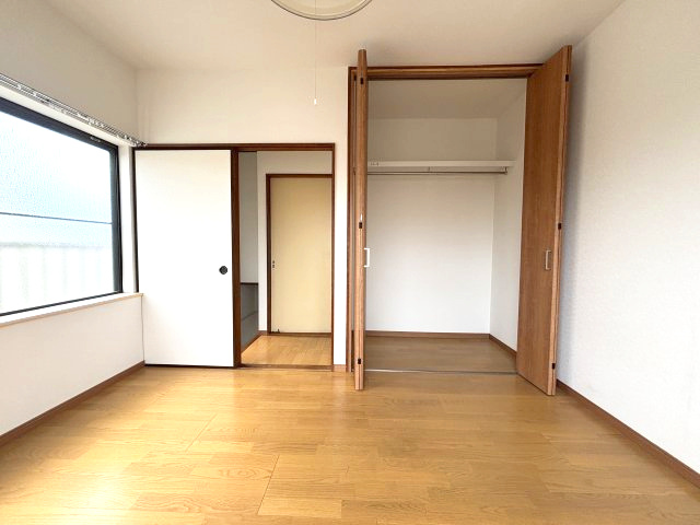 広めのクローゼットを備えた洋室は、衣類や生活用品をすっきりと収納できる実用的なスペース。窓からは柔らかな日差しが差し込みます。子ども部屋としても最適なお部屋。　※画像はＣＧによる加工を行っております