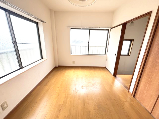 二面採光で明るさと風通しに優れた洋室。大きな窓からたっぷりと自然光が差し込み、日中は十分な明るさを確保。爽やかな風も通り抜け、季節を問わず快適に過ごせる空間◎　※画像はＣＧによる加工を行っております