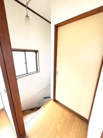 階段です。階段横にも窓がついており採光が出来るようになっています。　※画像はＣＧによる加工を行っております