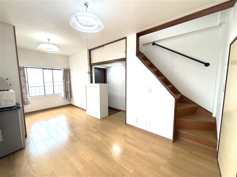 リビングの一角には階段があり、上下階をスムーズに行き来できる設計になっています。階段下収納など収納も豊富で、実用性と快適性を兼ね備えています。　※画像はＣＧによる加工を行っております