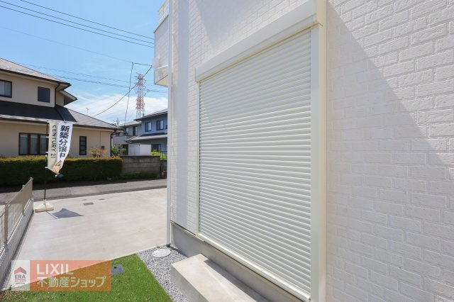 窓シャッターは災害や遮熱・防寒・防音・安眠など多くのメリットがあります。防犯対策としても効果的です。　シャッターは設置してあるだけで、視覚的な防犯効果が期待できます。