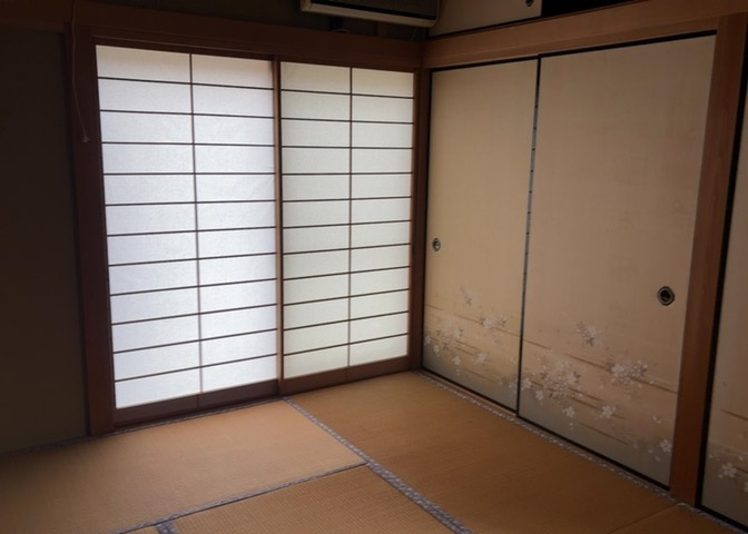 寝室でゆっくりと過ごすためにはベッド周りの適度な空間を担保することや窓の位置、照明の明るさ、寝室の広さなどを考える必要があります。自身や家族の構成とライフスタイルに併せて寝室にする部屋を選びましょう！