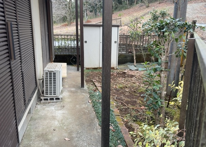 庭があることでガーデニングや家庭菜園はもちろん、こどもの遊び場やペットを放して遊ぶことができます。また、家の周囲に余裕があるということです。隣地との間があれば、十分な日当たりと、風通しが確保できます。