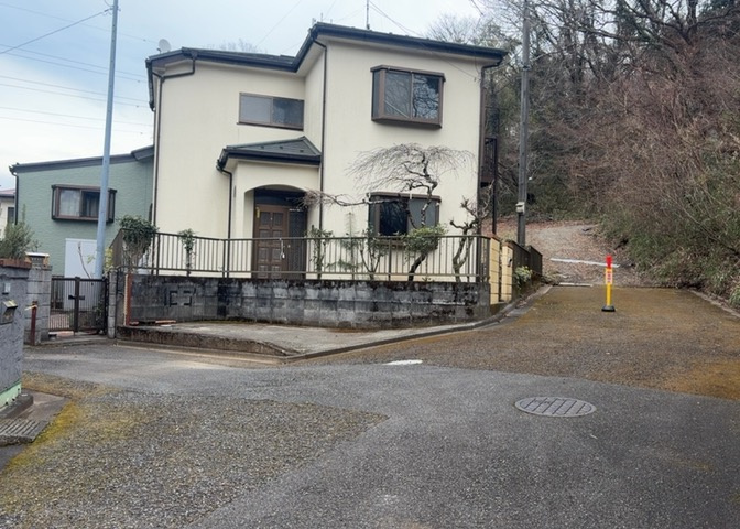 住宅用の土地では前面道路に2m以上接していなければならないと法律で定められています。しかし、お持ちの車のサイズやライフスタイルなどにより、2mでは利便が悪い場合もございますので、事前に確認しましょう。