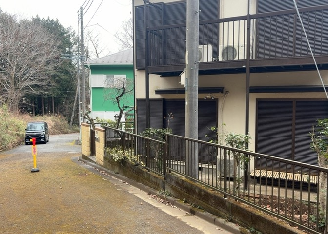 お持ちの車種によっては前面道路が広い方が便利でしょう。しかし、前面道路が広ければその分交通量が多くなるため、騒音などが気になる場合があります。実際に現地を見学し、周辺交通量や騒音などを確認しましょう！