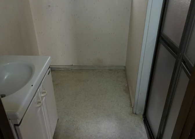 多くの戸建て住宅で見かける洗面脱衣所は、洗面台と洗濯機が2畳ほどのスペースに並べられていて、洗面所が脱衣所を兼ね備えている間取りが一般的です。お客様が利用することもある、パブリックな空間でもあります。