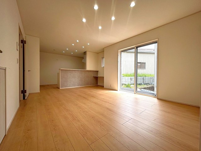 リビングは南側に窓があることで一日を通して明るく快適に過ごせます。風通しも良く湿気もこもりにくいので安心です。