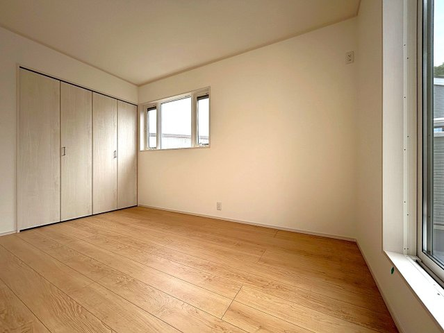 洋室6帖　二面採光で明るく開放的な空間が広がります。バルコニーへの出入りも出来ます。