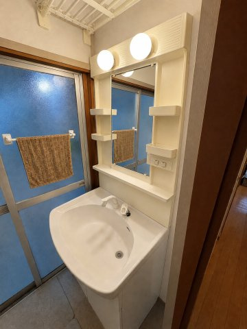 独立洗面台、小物を置くことができて便利です