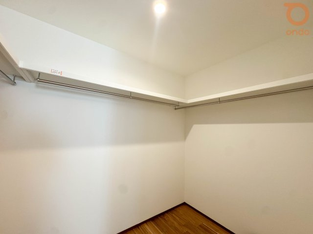 【ondo建物プラン例/WIC(ウォークインクローゼット)】たっぷり収納できる広さがうれしいスペース。小物の収納や、季節の衣類もかけられて、ハンガーパイプ付きで使い勝手もばっちりです◎