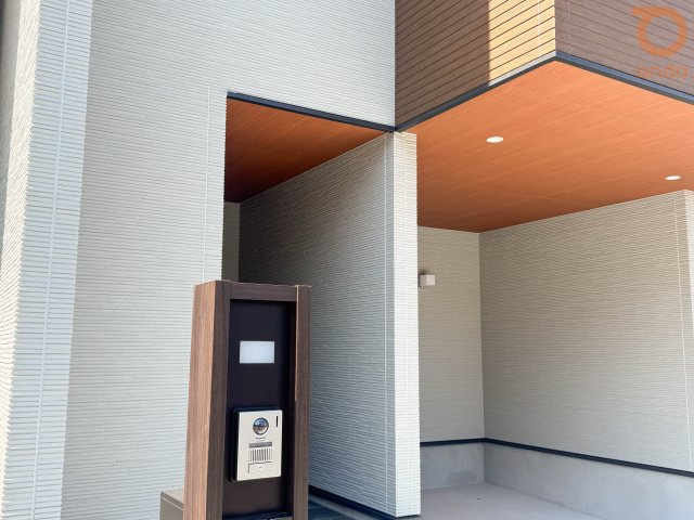 【ondo建物プラン例/玄関】雨の日でも濡れずに出入りできる屋根付きポーチ。ベビーカーや宅配荷物の一時置きにも便利な広さです。
