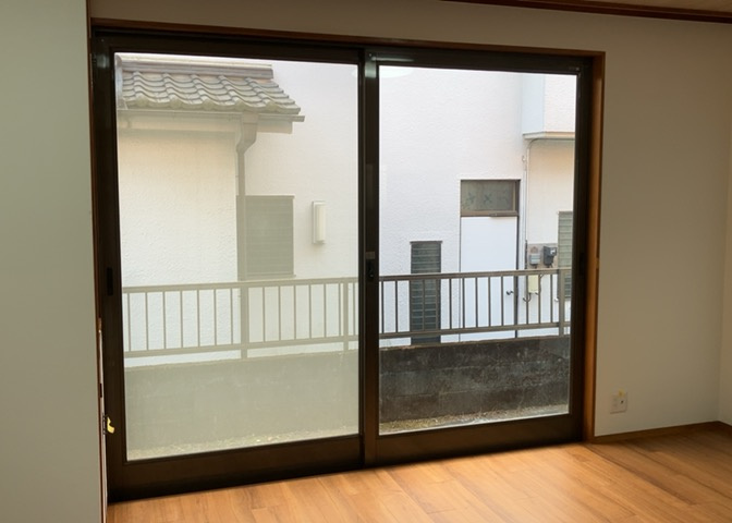 サッシは、ガラス窓に使用される金属製の窓枠です。一般的に住宅建築では、金属製建具工事の段階でガラス類・玄関などと同時に設置されます。種類や構造により断熱性能や遮音性能が異なるので現地でご確認ください。