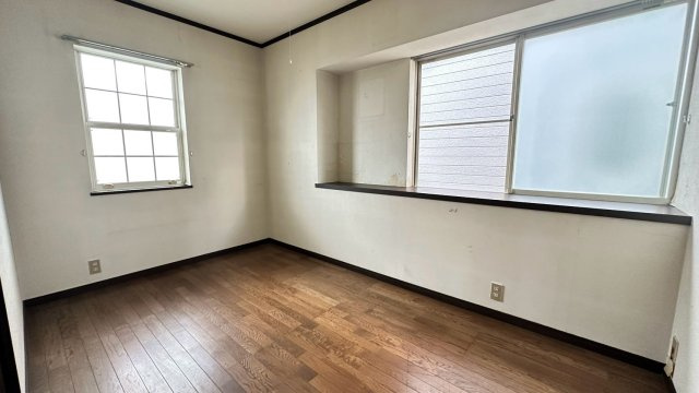 【ナチュラルな木目調洋室】手入れのしやすいフローリング仕上げのお部屋です。2面の窓から光が入り日中はとても明るく、集中しやすい環境のため子供部屋やテレワーク用の書斎としても活躍します。