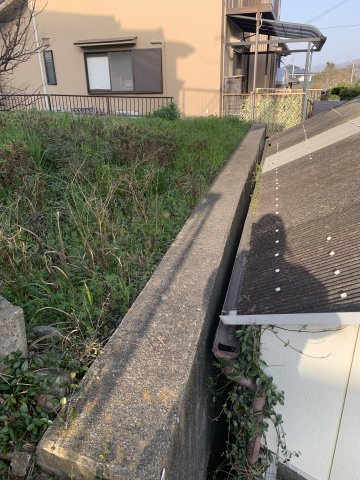 物件後方擁壁あり
