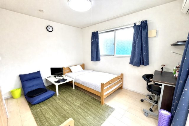 南向きバルコニーに面した明るい洋室。日中は自然光がたっぷり入り、室内も心地よい雰囲気に。机やベッドを置いても広々使える間取りで、子ども部屋や書斎にもぴったり。収納も備え、使い勝手の良い一室です。　