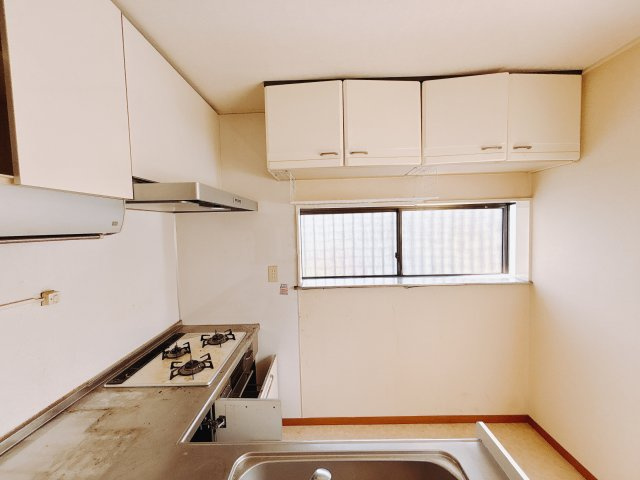 ■キッチン｜キッチンの裏には収納棚をご用意しています♪増えていく収納用品もしっかり収納できるので安心ですね♪