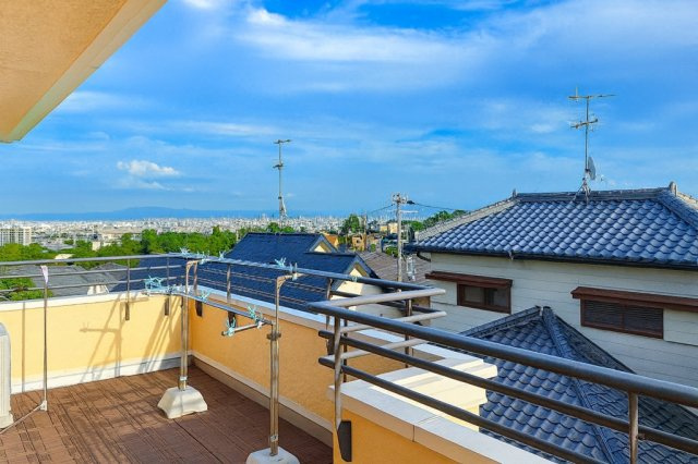 2階には南向きのルーフバルコニーがあり圧巻の眺望が広がります。ぜひ現地でご覧ください。