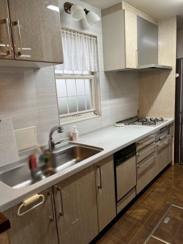 壁付けシステムキッチンはスペースの最大限の有効活用が可能で、動線がスムーズになり調理や準備が快適で効率的に行えます。収納スペースや吊り戸棚が設けられ、調理器具や食器類をスマートに収納できます。