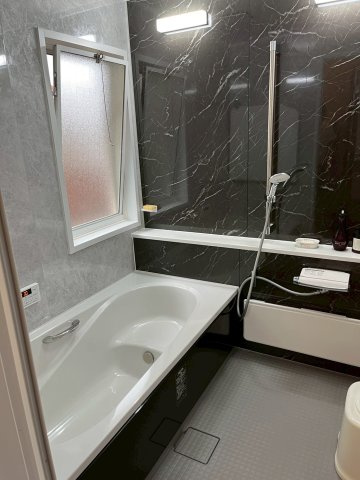 人工大理石を使用したこだわりのバスルームとなります。